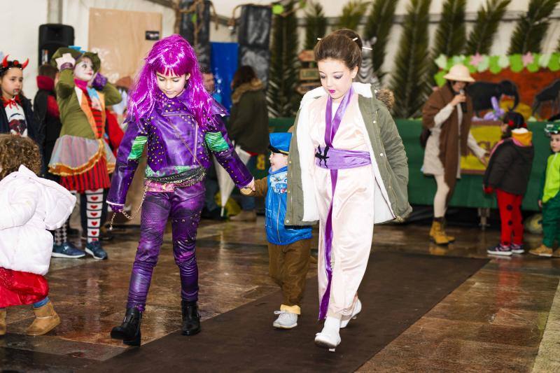 El carnaval de la localidad del oriente asturiano no pudo disfrutar del desfile infantil en la calle, pero eso no impidió la celebración bajo la carpa situada en la plaza Camila Beceña.