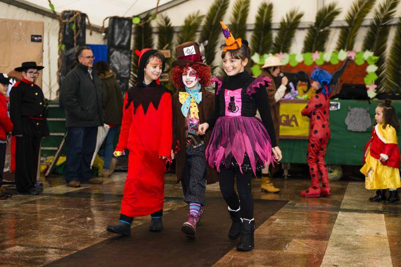 El carnaval de la localidad del oriente asturiano no pudo disfrutar del desfile infantil en la calle, pero eso no impidió la celebración bajo la carpa situada en la plaza Camila Beceña.