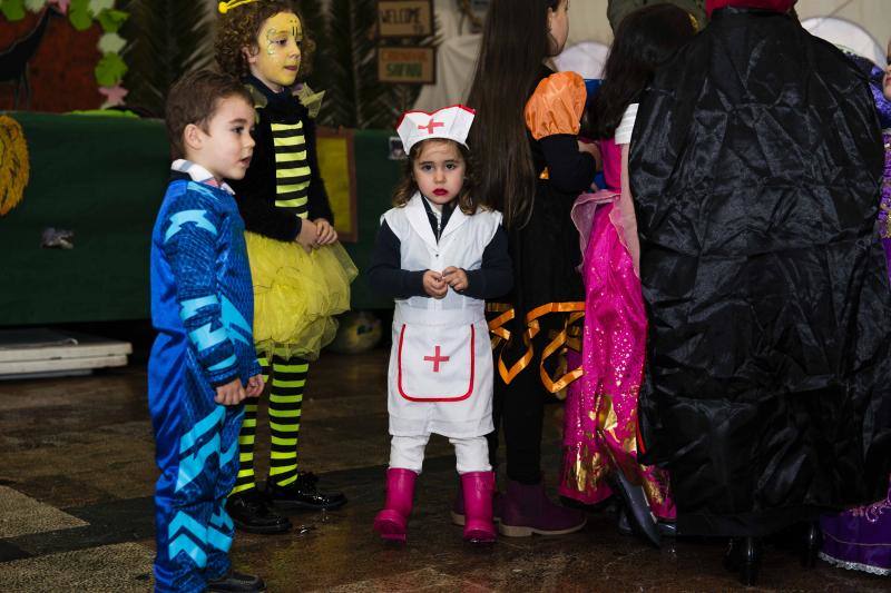 El carnaval de la localidad del oriente asturiano no pudo disfrutar del desfile infantil en la calle, pero eso no impidió la celebración bajo la carpa situada en la plaza Camila Beceña.