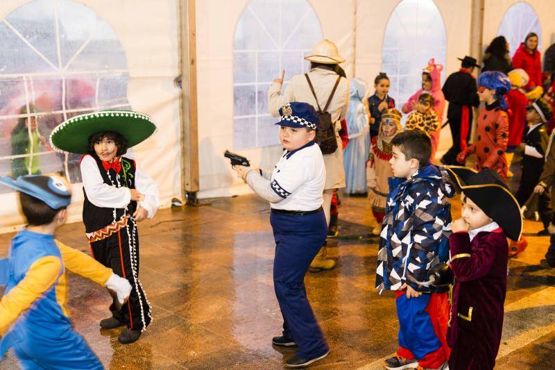 El carnaval de la localidad del oriente asturiano no pudo disfrutar del desfile infantil en la calle, pero eso no impidió la celebración bajo la carpa situada en la plaza Camila Beceña.