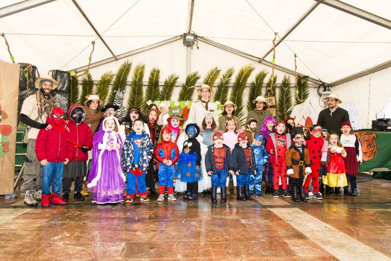 El carnaval de la localidad del oriente asturiano no pudo disfrutar del desfile infantil en la calle, pero eso no impidió la celebración bajo la carpa situada en la plaza Camila Beceña.