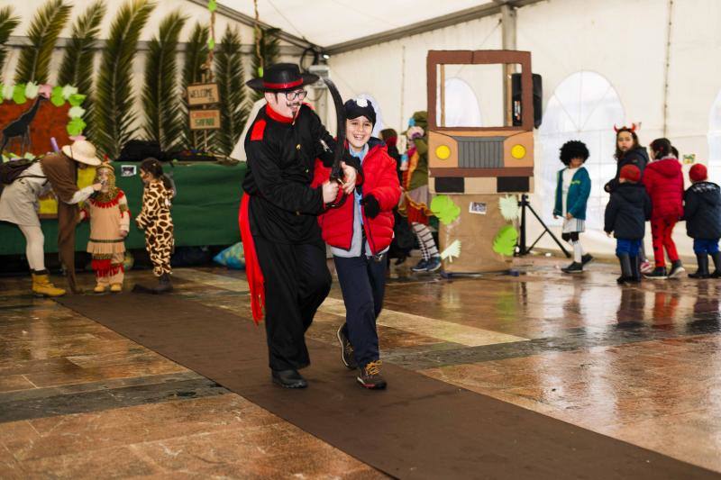 El carnaval de la localidad del oriente asturiano no pudo disfrutar del desfile infantil en la calle, pero eso no impidió la celebración bajo la carpa situada en la plaza Camila Beceña.
