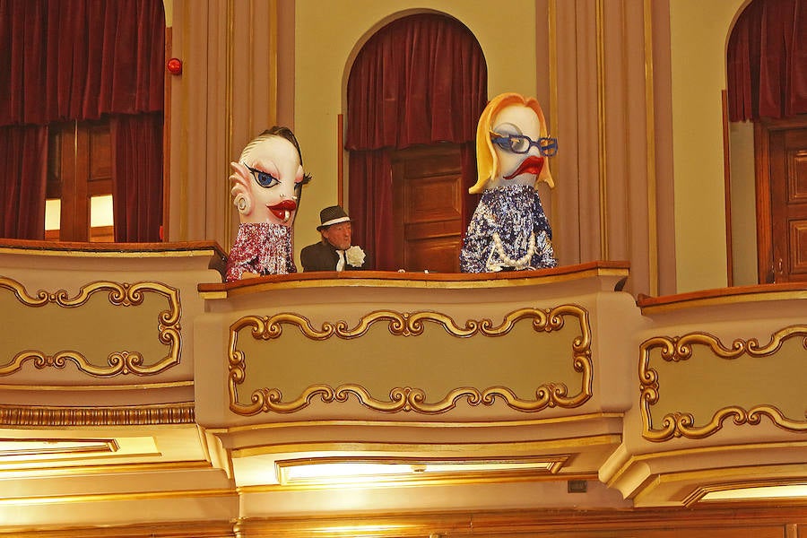 Familias y grupos de niños participan en el certamen para elegir cuál es el disfraz más orgininal, el 'más simpáticu' y la familia más antroxera.