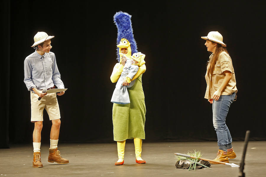 Familias y grupos de niños participan en el certamen para elegir cuál es el disfraz más orgininal, el 'más simpáticu' y la familia más antroxera.