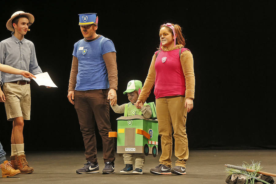 Familias y grupos de niños participan en el certamen para elegir cuál es el disfraz más orgininal, el 'más simpáticu' y la familia más antroxera.