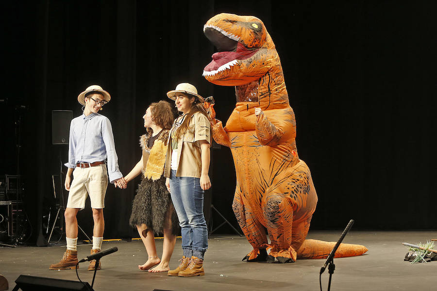 Familias y grupos de niños participan en el certamen para elegir cuál es el disfraz más orgininal, el 'más simpáticu' y la familia más antroxera.
