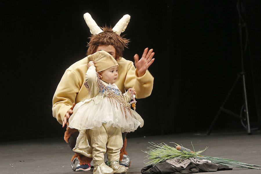 Familias y grupos de niños participan en el certamen para elegir cuál es el disfraz más orgininal, el 'más simpáticu' y la familia más antroxera.