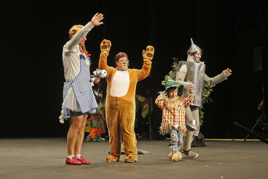 Familias y grupos de niños participan en el certamen para elegir cuál es el disfraz más orgininal, el 'más simpáticu' y la familia más antroxera.