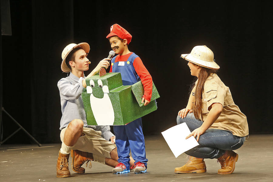 Familias y grupos de niños participan en el certamen para elegir cuál es el disfraz más orgininal, el 'más simpáticu' y la familia más antroxera.