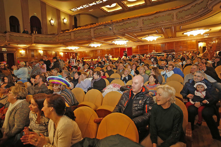 Familias y grupos de niños participan en el certamen para elegir cuál es el disfraz más orgininal, el 'más simpáticu' y la familia más antroxera.