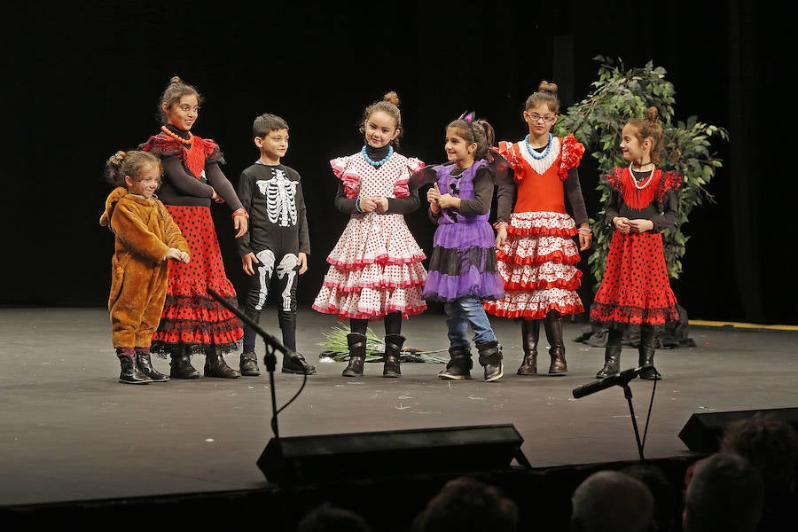 Familias y grupos de niños participan en el certamen para elegir cuál es el disfraz más orgininal, el 'más simpáticu' y la familia más antroxera.