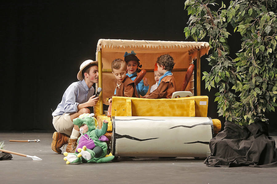 Familias y grupos de niños participan en el certamen para elegir cuál es el disfraz más orgininal, el 'más simpáticu' y la familia más antroxera.