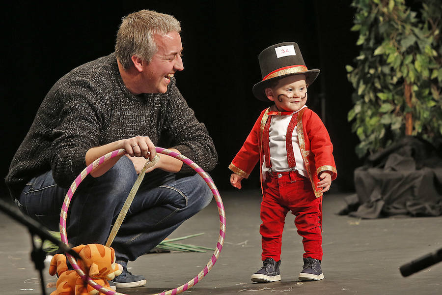 Familias y grupos de niños participan en el certamen para elegir cuál es el disfraz más orgininal, el 'más simpáticu' y la familia más antroxera.