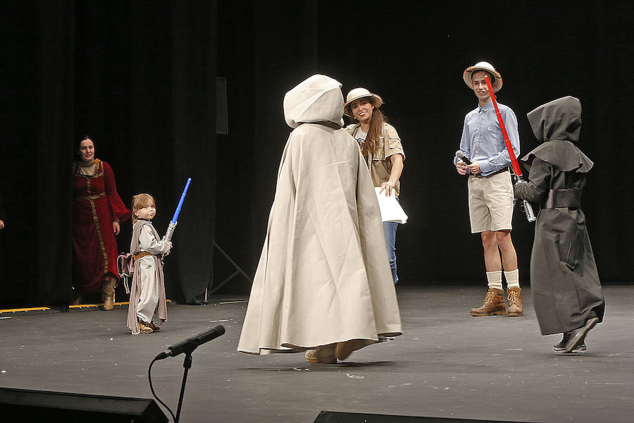 Familias y grupos de niños participan en el certamen para elegir cuál es el disfraz más orgininal, el 'más simpáticu' y la familia más antroxera.