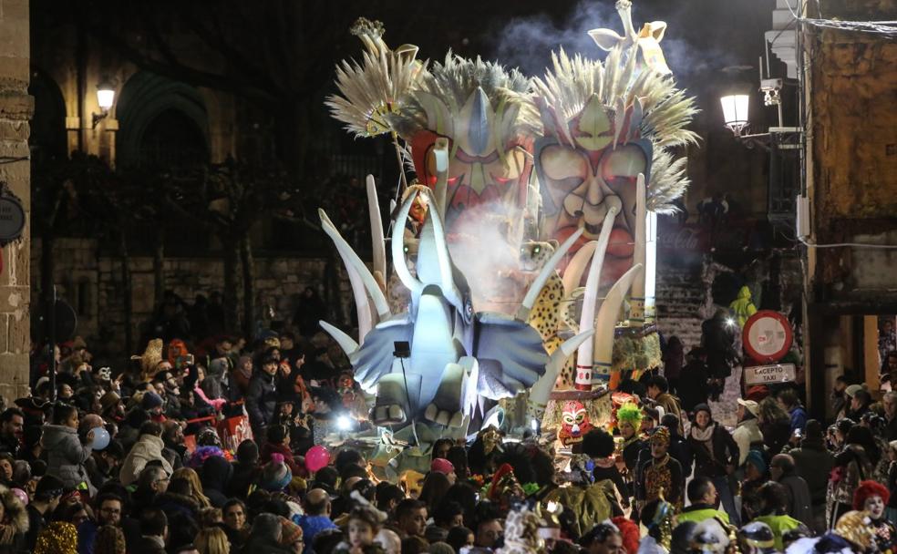 'Los dioses de Ébano' fueron los últimos en desfilar y los primeros clasificados en el Descenso de Galiana celebrado ayer. 