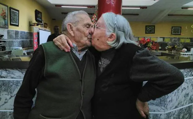 Florentino Fernández y Ana Rodríguez se besan en la residencia ‘El mirador’.