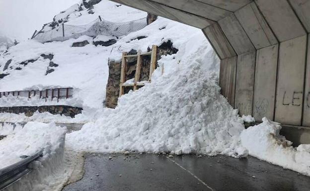 El acceso al puerto de San Isidro desde Asturias, cortado por un alud.