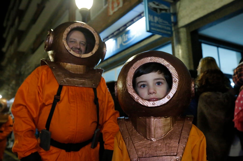 Cientos de gijoneses y visitantes disfrutaron de una fría noche de carnaval