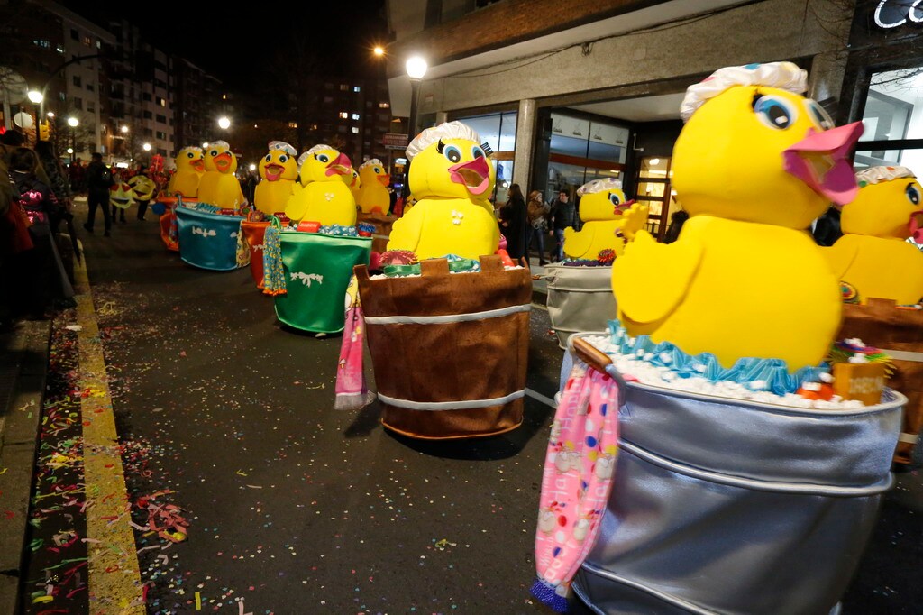 Las charangas hicieron las delicias de los cientos de gijoneses que desafiaron al frío para presenciar el principal desfile del Día de Carnaval