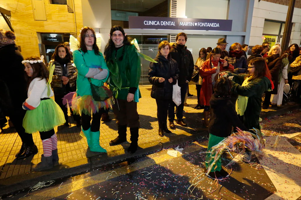 Las charangas hicieron las delicias de los cientos de gijoneses que desafiaron al frío para presenciar el principal desfile del Día de Carnaval