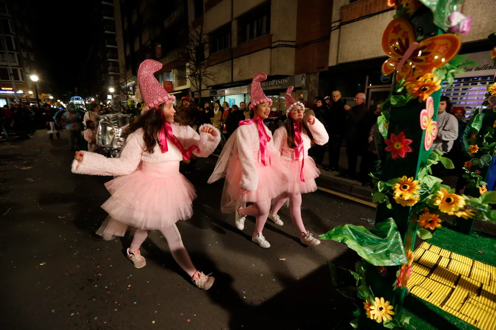 Las charangas hicieron las delicias de los cientos de gijoneses que desafiaron al frío para presenciar el principal desfile del Día de Carnaval