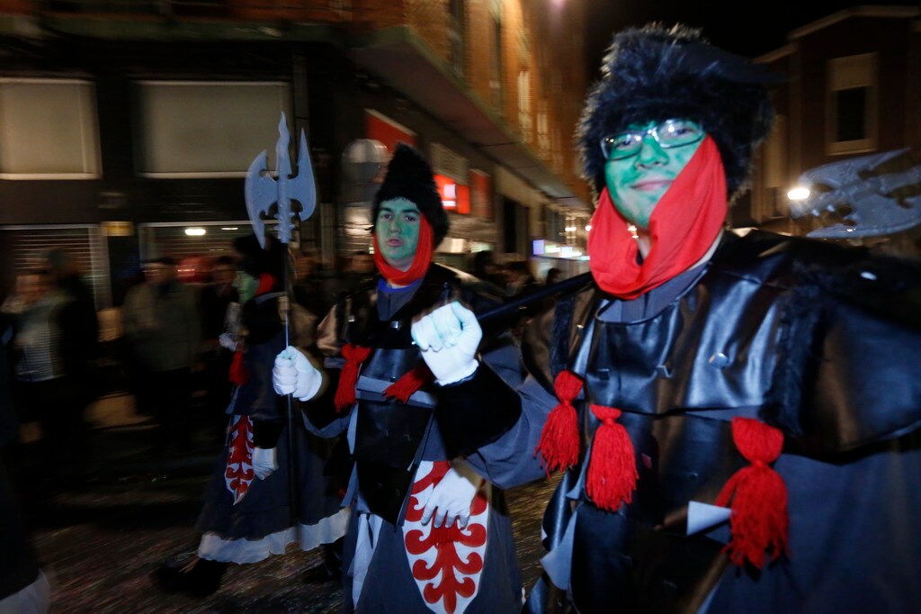 Las charangas hicieron las delicias de los cientos de gijoneses que desafiaron al frío para presenciar el principal desfile del Día de Carnaval