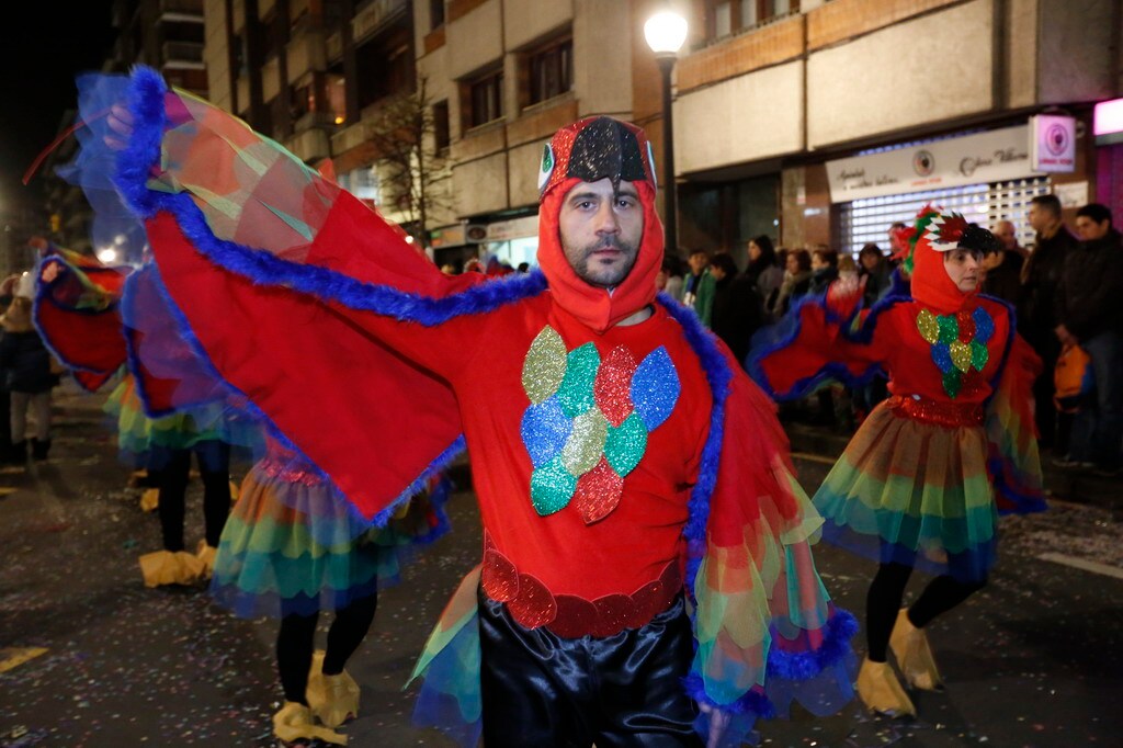 Las charangas hicieron las delicias de los cientos de gijoneses que desafiaron al frío para presenciar el principal desfile del Día de Carnaval