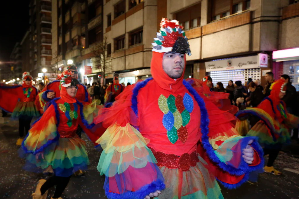 Las charangas hicieron las delicias de los cientos de gijoneses que desafiaron al frío para presenciar el principal desfile del Día de Carnaval