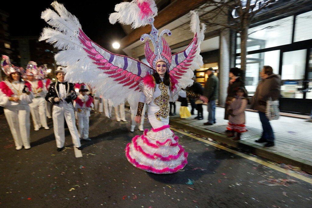 Las charangas hicieron las delicias de los cientos de gijoneses que desafiaron al frío para presenciar el principal desfile del Día de Carnaval