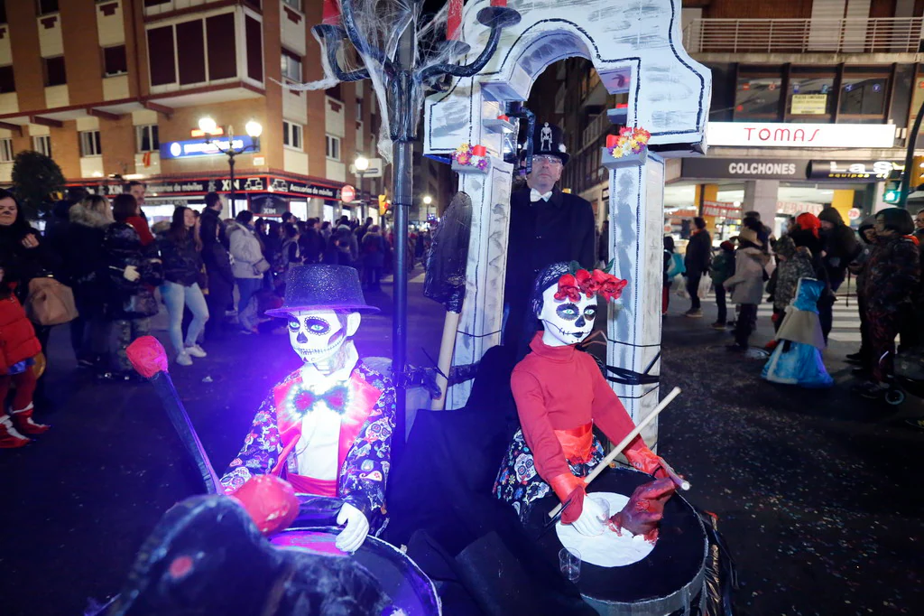 Las charangas hicieron las delicias de los cientos de gijoneses que desafiaron al frío para presenciar el principal desfile del Día de Carnaval