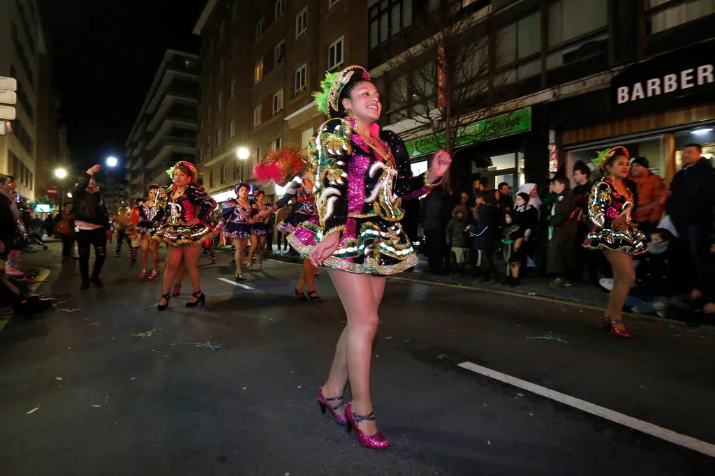 Las charangas hicieron las delicias de los cientos de gijoneses que desafiaron al frío para presenciar el principal desfile del Día de Carnaval