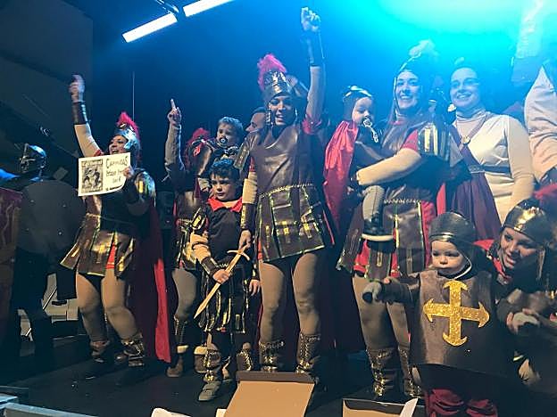 En el escenario, los legionarios de la carroza que recreó el antiguo imperio romano celebran su victoria en el desfile de la capital valdesana. 