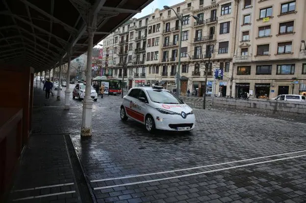 Dos de los veinte vehículos (llamados TAO) que Eysa opera en UTE en Bilbao para vigilar las zonas de aparcamiento regulado. 