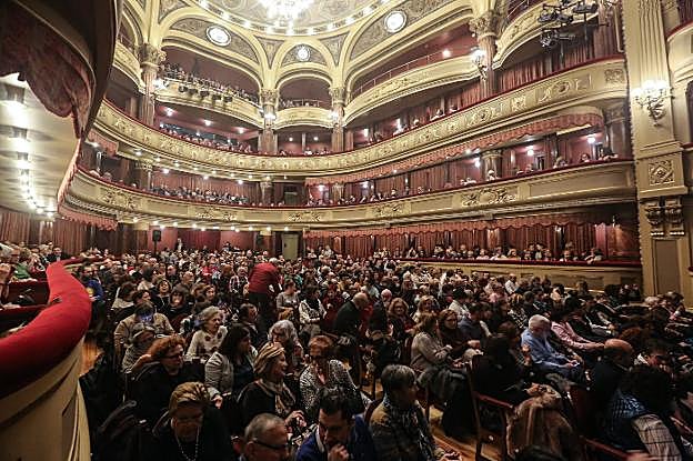 Público asistente a una representación teatral en el Palacio Valdés el pasado mes de enero. 