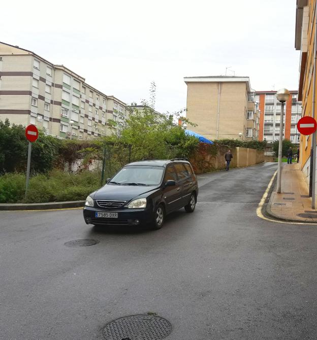 Un coche circula por la calle Jovellanos. 