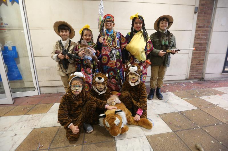 El centro comercial celebra su concurso infantil de disfraces con trecientos participantes.