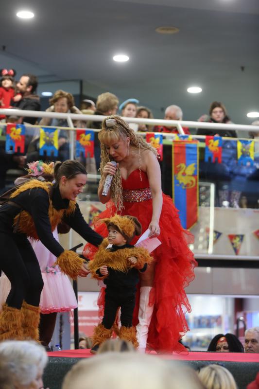 El centro comercial celebra su concurso infantil de disfraces con trecientos participantes.