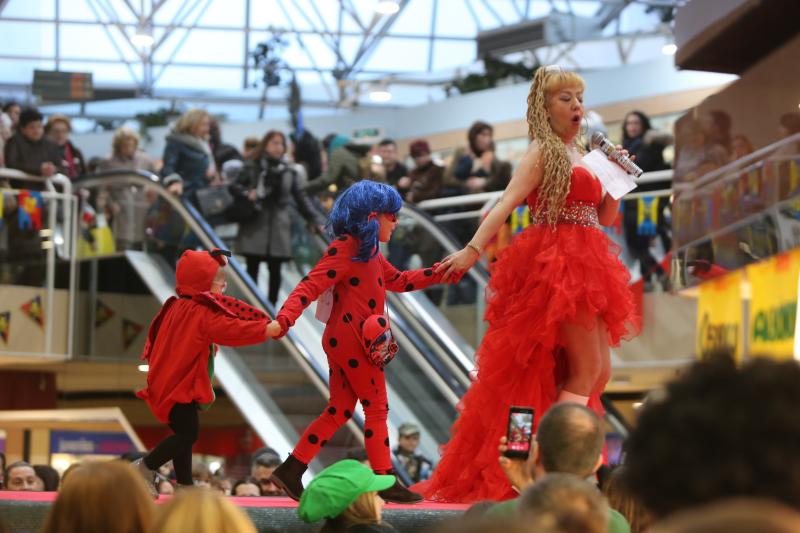 El centro comercial celebra su concurso infantil de disfraces con trecientos participantes.