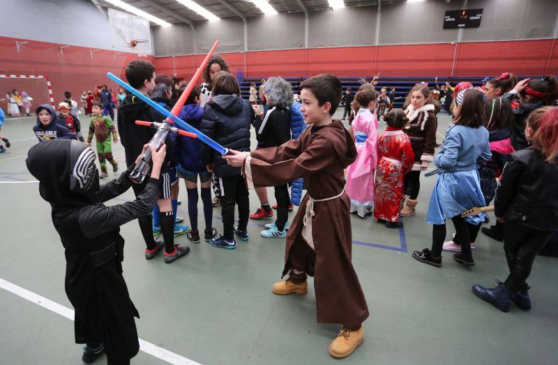 El colegio de la Inmaculada de Gijón ha celebrado este lunes su particular Fiesta Solidaria de Carnaval en la que participaron más de 500 escolares llegados de distintos centros de la región.