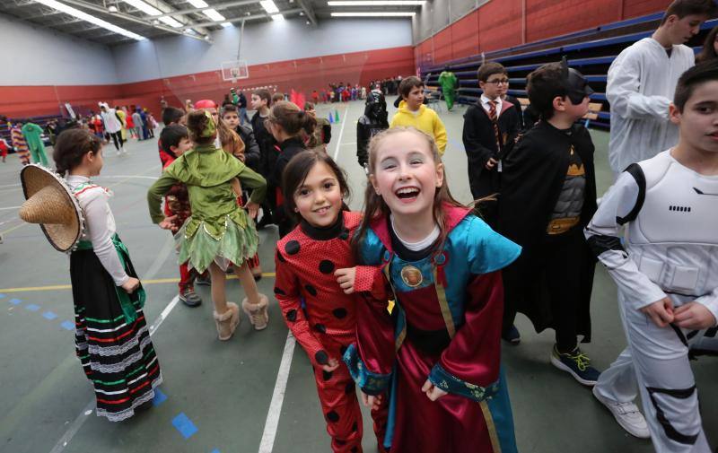 El colegio de la Inmaculada de Gijón ha celebrado este lunes su particular Fiesta Solidaria de Carnaval en la que participaron más de 500 escolares llegados de distintos centros de la región.