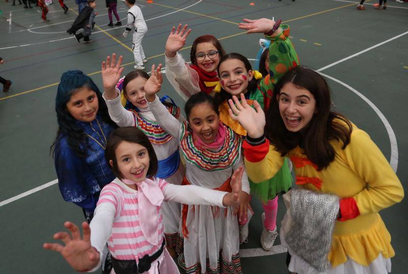 El colegio de la Inmaculada de Gijón ha celebrado este lunes su particular Fiesta Solidaria de Carnaval en la que participaron más de 500 escolares llegados de distintos centros de la región.