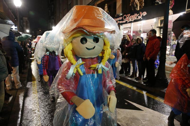 Cientos de gijoneses y visitantes disfrutaron del último día del Antroxu de Gijón