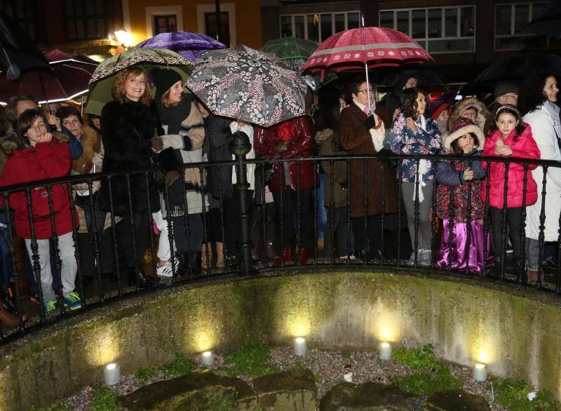 Cientos de gijoneses y visitantes disfrutaron del último día del Antroxu de Gijón