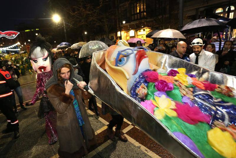 Cientos de gijoneses y visitantes disfrutaron del último día del Antroxu de Gijón