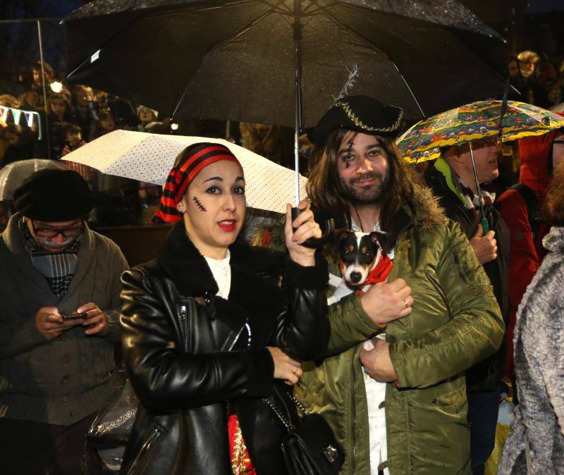 Cientos de gijoneses y visitantes disfrutaron del último día del Antroxu de Gijón