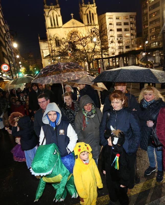 Cientos de gijoneses y visitantes disfrutaron del último día del Antroxu de Gijón