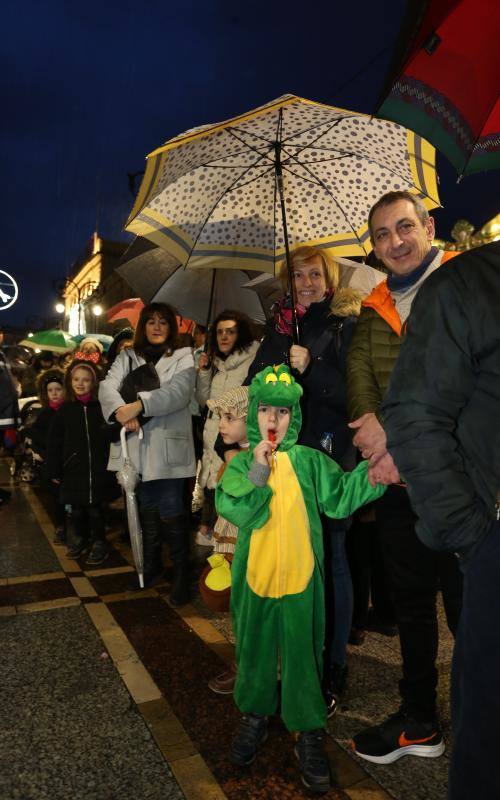 Cientos de gijoneses y visitantes disfrutaron del último día del Antroxu de Gijón