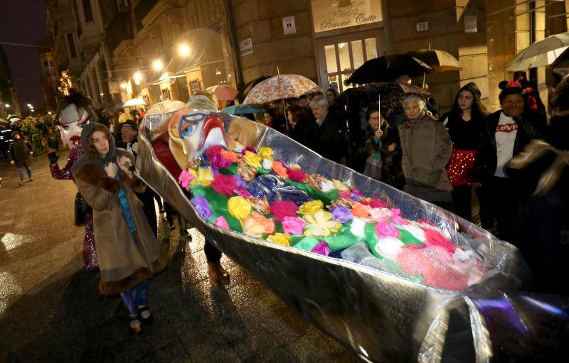 Cientos de gijoneses y visitantes disfrutaron del último día del Antroxu de Gijón