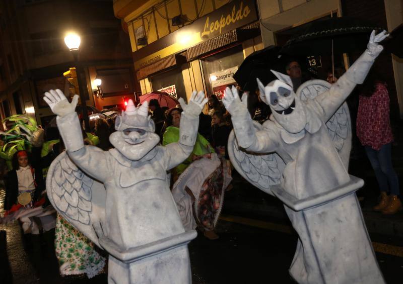 Cientos de gijoneses y visitantes disfrutaron del último día del Antroxu de Gijón