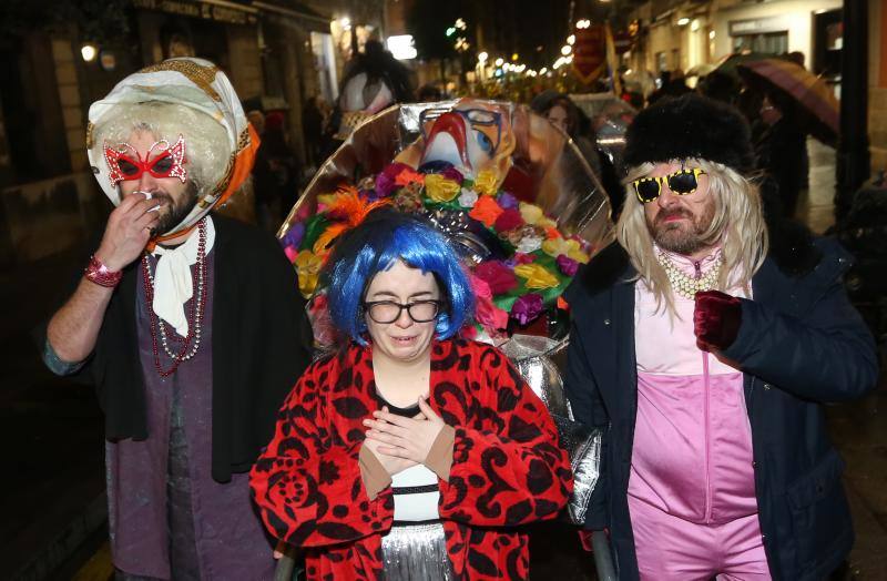 Cientos de gijoneses y visitantes disfrutaron del último día del Antroxu de Gijón